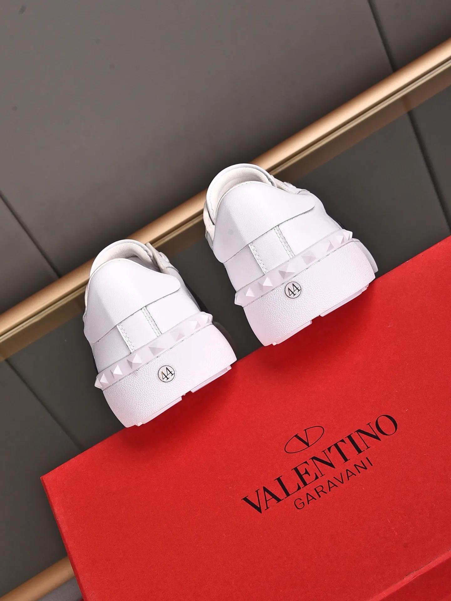 Men's shoes 440💰 (men and women couples) Valentino classic color matching series casual shoes. Made with heavy craftsmanship, good products pay attention to every detail. A must-have trendy item that can be worn all year round, it has been worn by many celebrities and Internet celebrities~~Imported cowhide surface, unique design concept, sheepskin lining, counter quality. Women’s clothing 35-40. Men’s clothing 39-44, 45-46 (returns and exchanges are not supported for custom-made items)